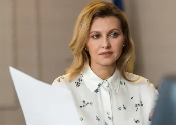 Виплата пенсій, допомога біженцям та аудіокнижки: 23 корисні посилання від Олени Зеленської